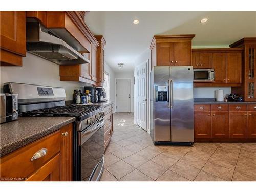 8233 Costabile Drive, Niagara Falls, ON - Indoor Photo Showing Kitchen
