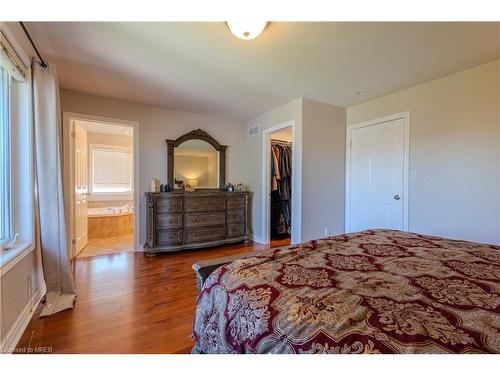 8233 Costabile Drive, Niagara Falls, ON - Indoor Photo Showing Bedroom