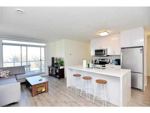 204-467 Charlton Avenue, Hamilton, ON - Indoor Photo Showing Kitchen