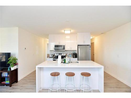 204-467 Charlton Avenue, Hamilton, ON - Indoor Photo Showing Kitchen