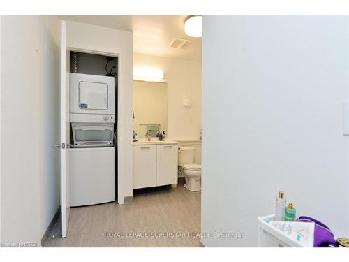 204-467 Charlton Avenue, Hamilton, ON - Indoor Photo Showing Laundry Room