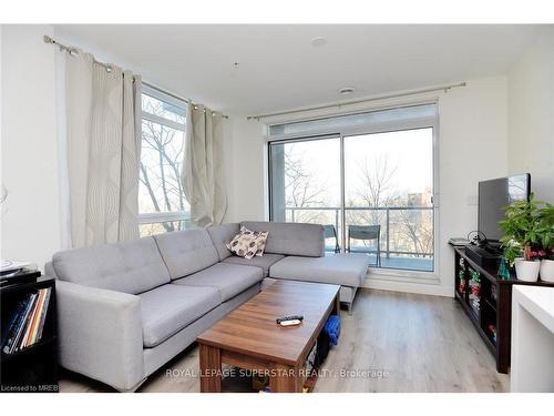 467 Charlton Avenue, Stinson, ON - Indoor Photo Showing Living Room