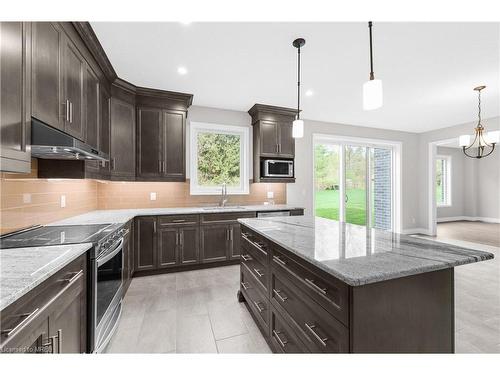 117 Birdie Court, Woodstock, ON - Indoor Photo Showing Kitchen With Upgraded Kitchen