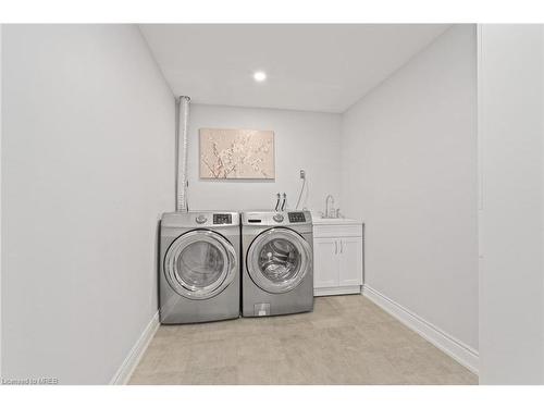 3455 Cherrington Crescent, Mississauga, ON - Indoor Photo Showing Laundry Room
