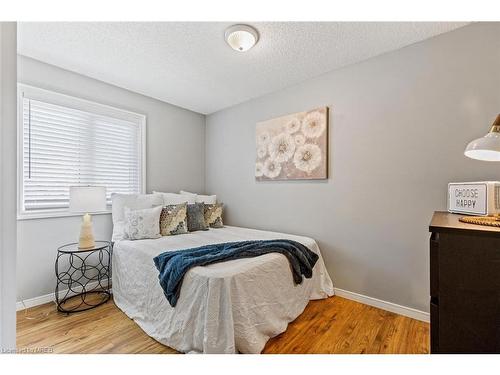96-302 College Avenue W, Guelph, ON - Indoor Photo Showing Bedroom