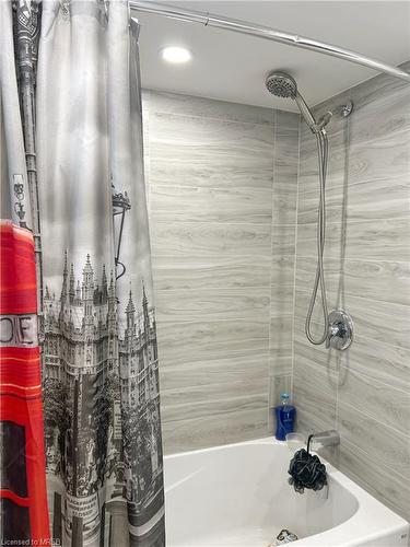 124 Carrick Avenue, Hamilton, ON - Indoor Photo Showing Bathroom