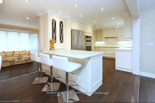5138 Cherryhill Crescent, Burlington, ON - Indoor Photo Showing Kitchen With Upgraded Kitchen
