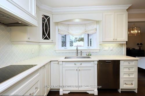 5138 Cherryhill Crescent, Burlington, ON - Indoor Photo Showing Kitchen