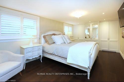 5138 Cherryhill Crescent, Burlington, ON - Indoor Photo Showing Bedroom