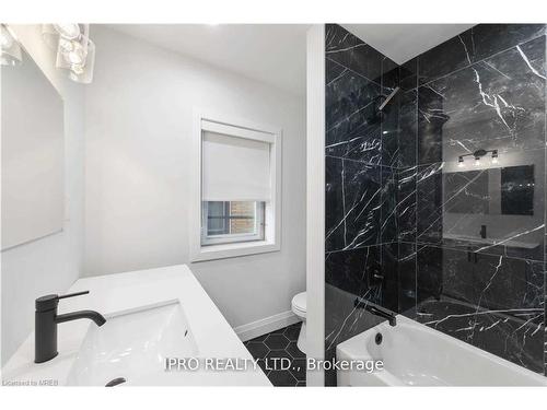 2-5 Maplewood Avenue, Hamilton, ON - Indoor Photo Showing Bathroom