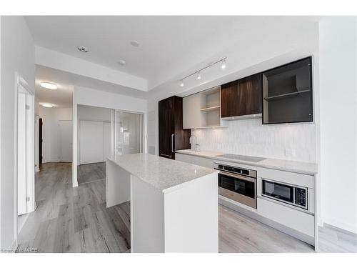 527-405 Dundas Street W, Oakville, ON - Indoor Photo Showing Kitchen With Upgraded Kitchen