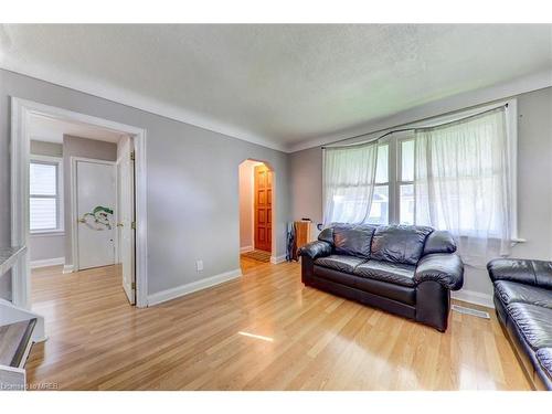 114 Royal Avenue, Hamilton, ON - Indoor Photo Showing Living Room
