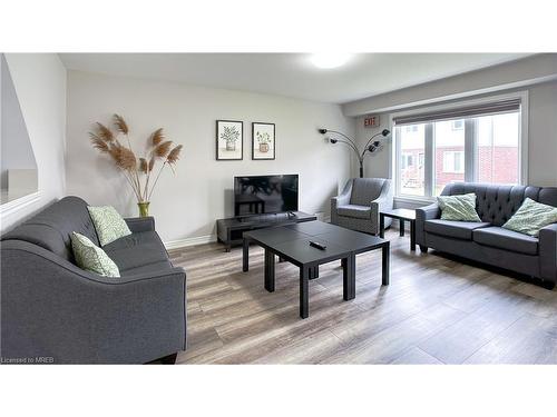 146 Juneberry Road, Thorold, ON - Indoor Photo Showing Living Room