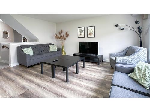 146 Juneberry Road, Thorold, ON - Indoor Photo Showing Living Room