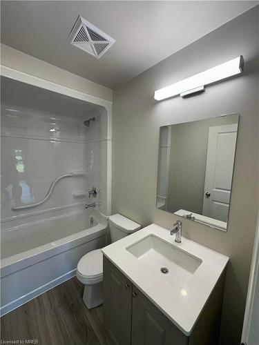 130-50 Herrick Avenue, St. Catharines, ON - Indoor Photo Showing Bathroom