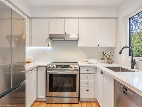 5021 Bunton Crescent, Burlington, ON - Indoor Photo Showing Kitchen With Upgraded Kitchen