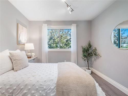 5021 Bunton Crescent, Burlington, ON - Indoor Photo Showing Bedroom