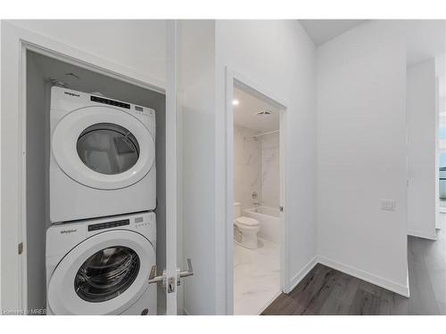 102-405 Dundas Street W, Oakville, ON - Indoor Photo Showing Laundry Room