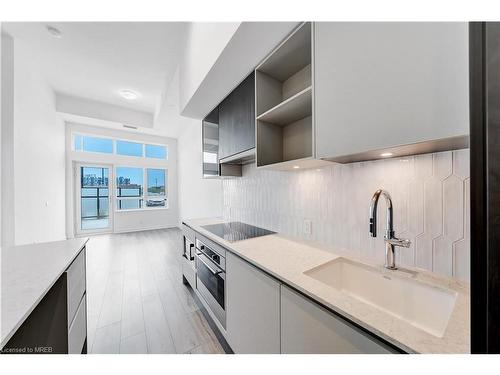 102-405 Dundas Street W, Oakville, ON - Indoor Photo Showing Kitchen With Upgraded Kitchen