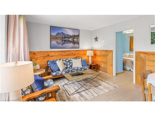 22-230 Lake Dalrymple Road, Kawartha Lakes, ON - Indoor Photo Showing Living Room
