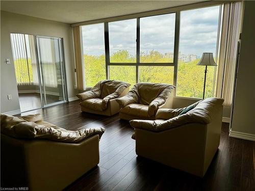 1003-1271 Walden Circle, Mississauga, ON - Indoor Photo Showing Living Room