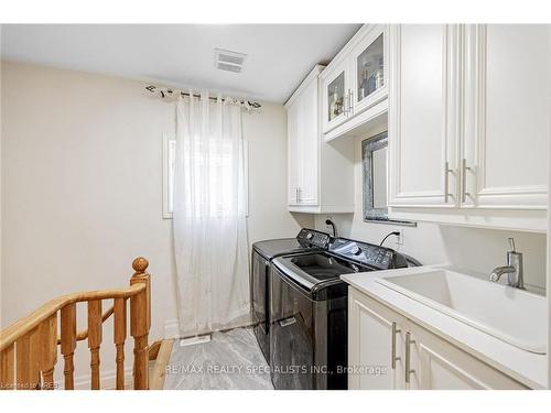 2237 Proudfoot Trail, Oakville, ON - Indoor Photo Showing Laundry Room