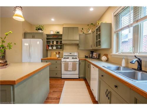 8 Shawnee Trail, Chatham, ON - Indoor Photo Showing Kitchen With Double Sink