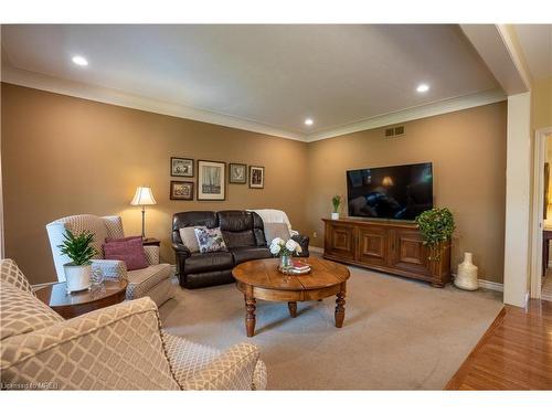 8 Shawnee Trail, Chatham, ON - Indoor Photo Showing Living Room