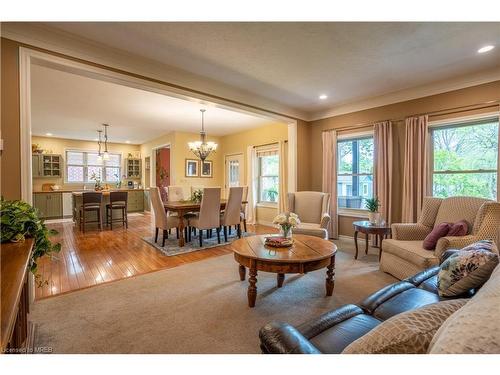 8 Shawnee Trail, Chatham, ON - Indoor Photo Showing Living Room