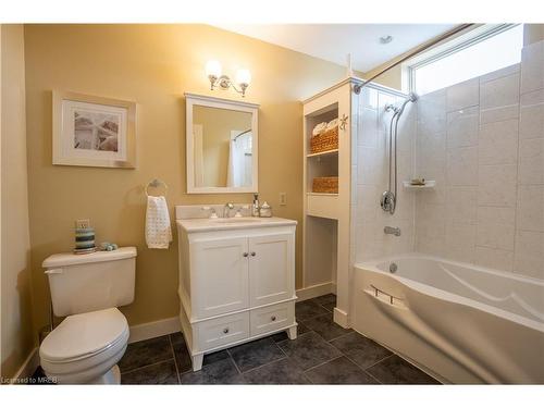 8 Shawnee Trail, Chatham, ON - Indoor Photo Showing Bathroom