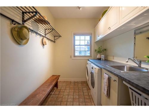 8 Shawnee Trail, Chatham, ON - Indoor Photo Showing Laundry Room