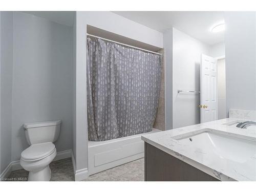 39-32 Mowat Boulevard, Kitchener, ON - Indoor Photo Showing Bathroom