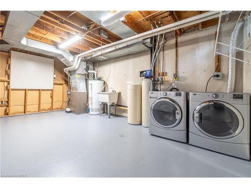 39-32 Mowat Boulevard, Kitchener, ON - Indoor Photo Showing Laundry Room