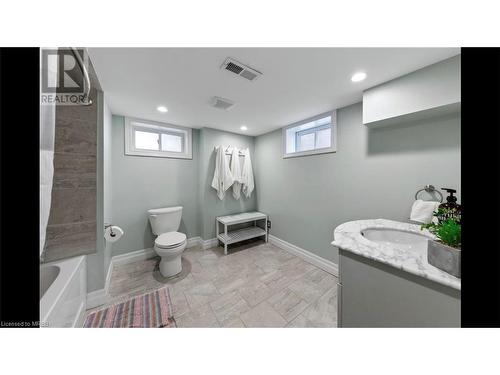 963 St Mary'S Boulevard, Windsor, ON - Indoor Photo Showing Bathroom