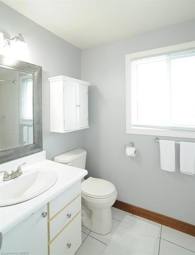 156 Bexhill Close, London, ON - Indoor Photo Showing Bathroom