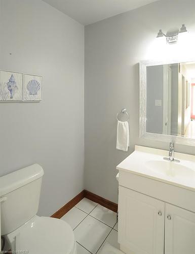 156 Bexhill Close, London, ON - Indoor Photo Showing Bathroom