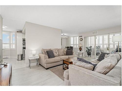 804-10 Malta Avenue, Brampton, ON - Indoor Photo Showing Living Room