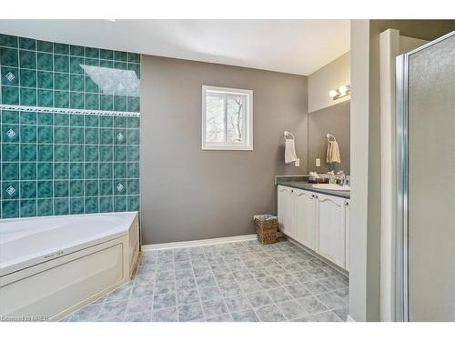 22 Farmstead Crescent, Barrie, ON - Indoor Photo Showing Bathroom