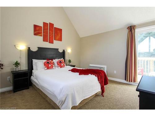 909-796468 Grey 19 Road, The Blue Mountains, ON - Indoor Photo Showing Bedroom