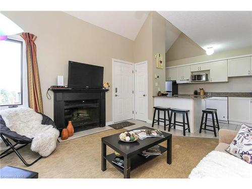 909-796468 Grey 19 Road, The Blue Mountains, ON - Indoor Photo Showing Living Room