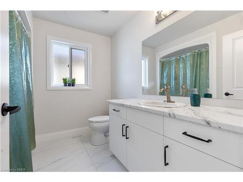 62 Cash Crescent, Ingersoll, ON - Indoor Photo Showing Bathroom