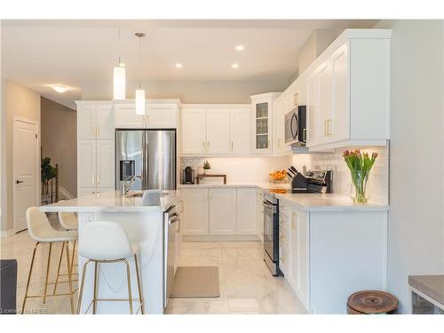 7201 Parsa Street, Niagara Falls, ON - Indoor Photo Showing Kitchen With Upgraded Kitchen