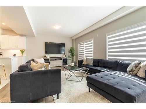 7201 Parsa Street, Niagara Falls, ON - Indoor Photo Showing Living Room