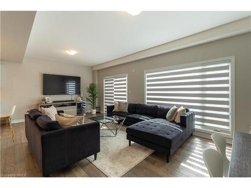 7201 Parsa Street, Niagara Falls, ON - Indoor Photo Showing Living Room