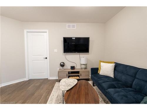 7201 Parsa Street, Niagara Falls, ON - Indoor Photo Showing Living Room