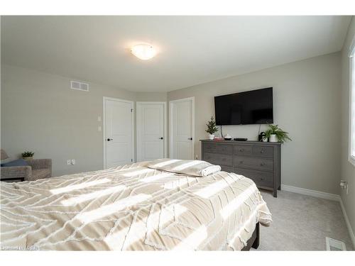 7201 Parsa Street, Niagara Falls, ON - Indoor Photo Showing Bedroom