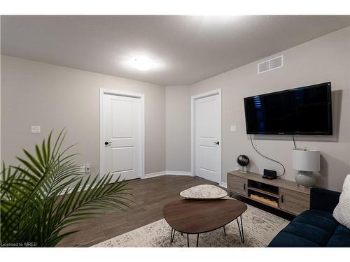 7201 Parsa Street Street, Niagara Falls, ON - Indoor Photo Showing Living Room