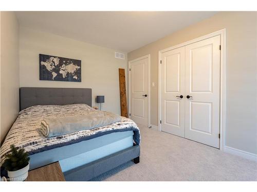 7201 Parsa Street, Niagara Falls, ON - Indoor Photo Showing Bedroom