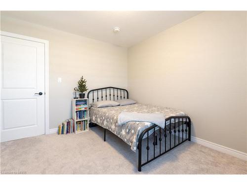 7201 Parsa Street, Niagara Falls, ON - Indoor Photo Showing Bedroom