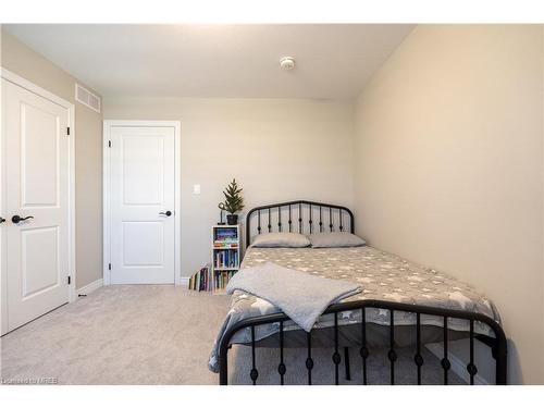 7201 Parsa Street, Niagara Falls, ON - Indoor Photo Showing Bedroom